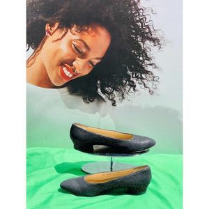 Salvatore Ferragamo vintage women loafer pumps  size 7 1/2 black